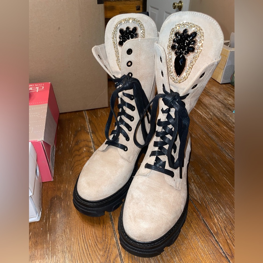 Boots NWOT beige/cream suede like with black details size 39
